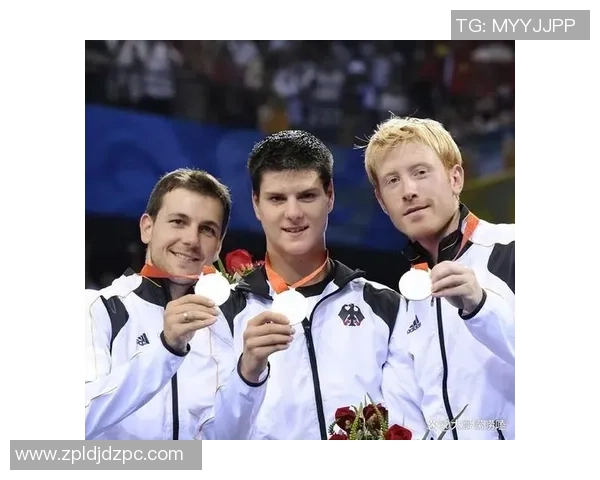 金色长发的足球明星是谁他在赛场上的传奇故事与风采揭秘